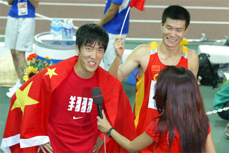 图文-刘翔世锦赛冠军纪念T恤 刘翔完成100米栏