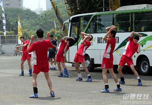 图文-男排适应性训练备战亚锦赛 训练前做准备