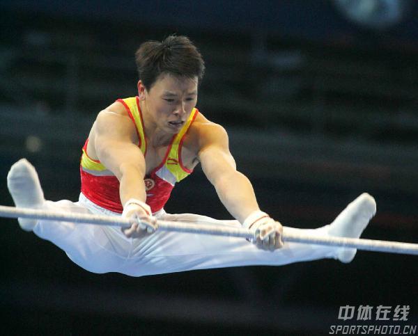 图文中国男团列世锦赛预赛第一黄旭在单杠比赛