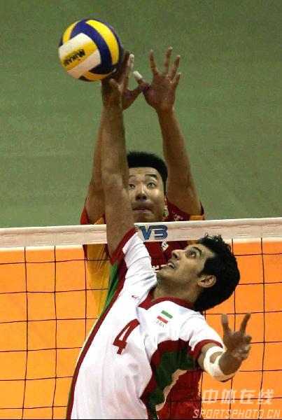 图文-排球亚锦赛中国男排3比0伊朗 单人拦网_