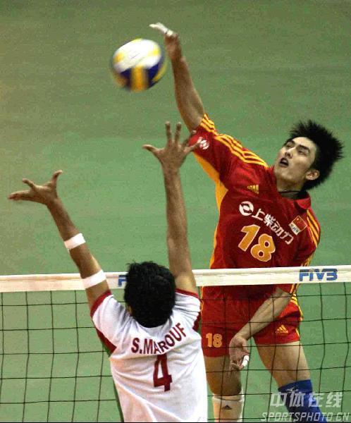 图文-排球亚锦赛中国男排3比0伊朗 泰山压顶_