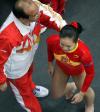图文-体操世锦赛程菲跳马三连冠陆善真来庆祝