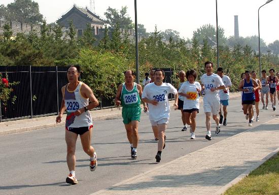 图文-卢沟桥醒狮越野跑比赛举行 老年参与者不