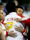图文-体操世锦赛吊环陈一冰卫冕和队友高兴拥抱