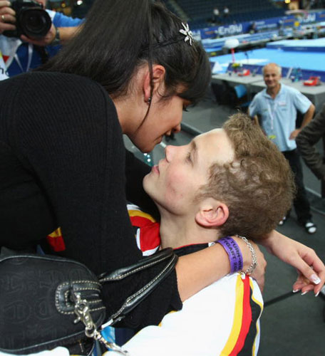 ͼ��-�������������������һĻ��ͯ��Ů����ӵ��