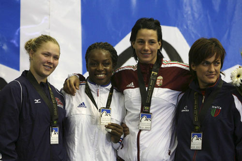 ͼ��-����������ڶ���������λŮ��Ц�ò���