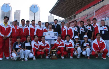 图文-射箭亚锦赛在西安开幕 中国射箭队全家福