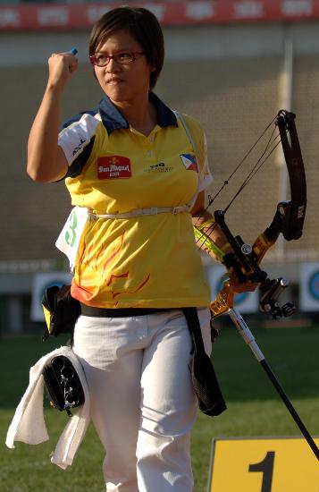 图文-射箭亚锦赛女子复合弓团体赛 菲律宾选手庆祝