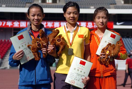 图文-全国田径冠军赛新疆开幕 女子800米前三名