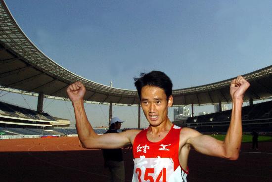 图文-全国田径冠军赛新疆开幕 董国建5000米夺