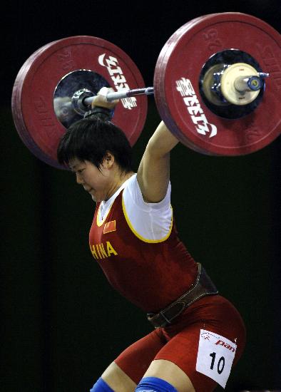 图文-女子69公斤级刘春红抓举夺金金牌用汗水浇筑