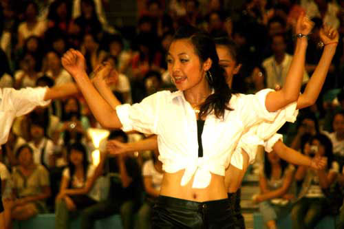 图文-大学生排球联赛精彩开幕 劲爆舞蹈热力四