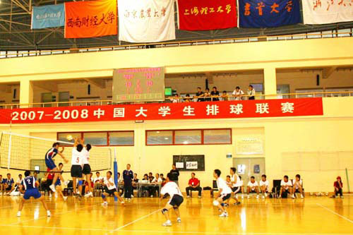 图文-中国大学生排球联赛激战 网上争夺一场激