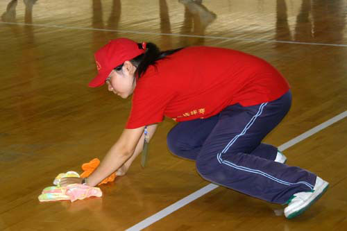 图文-中国大学生排球联赛激战 志愿者服务十分