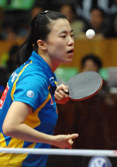 图文-女乒世界杯王楠胜苗苗 大姐大王楠准备发