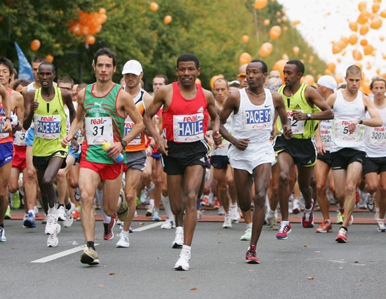 图文-柏林马拉松赛 格布雷西拉西耶打破世界纪