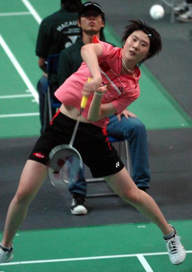 图文-中国澳门羽毛球公开赛女单 卢兰发力扣球