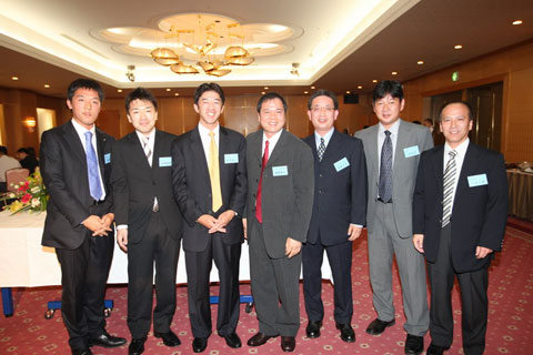 图文-奥运冠军韦晴光正式退役 45届团体季军合影