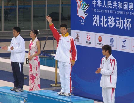 图文-六城会跳水比赛6日赛况 男子3米板颁奖典