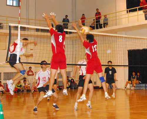 图文-大学生排球联赛北区激战 这记重弹很具威