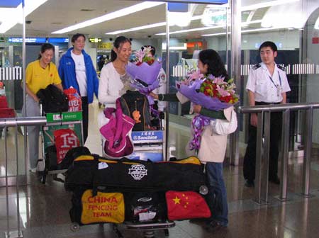 图文-中国击剑队首批队员返京 鲜花迎接队员_