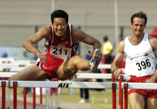 图文-世界军人运动会 纪伟轻松跨越110米栏_综