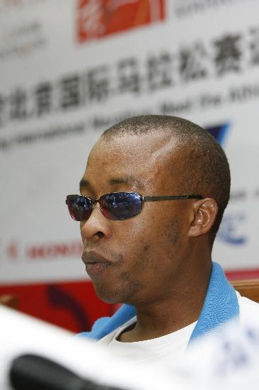 图文-北京马拉松赛新闻发布会盲人选手亨利万约基