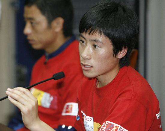 图文-北京马拉松赛新闻发布会白雪接收记者采访