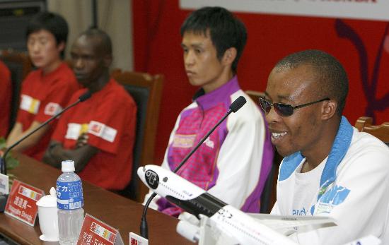 图文-北京马拉松赛新闻发布会盲人亨利笑对未来