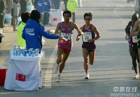 图文-北京马拉松赛赛况直击跑过中途水分补给站