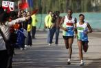图文-北京国际马拉松赛况盲人选手亨利在比赛中