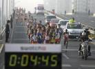 图文-北京国际马拉松赛战况大部队在行进中