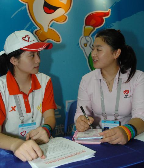 图文-奥运会志愿者城运会练兵 两位志愿者交流