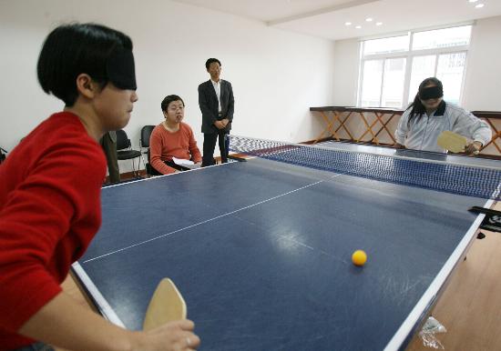 图文-苏州举行盲人乒乓球赛 盲人运动员你接我