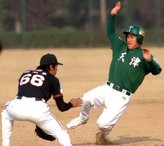 图文-棒球全国锦标赛天津队夺冠 天津队员(右)