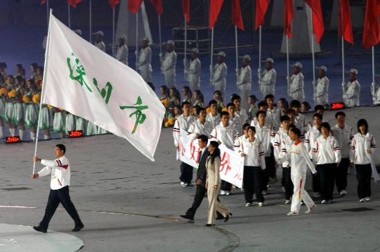 图文-第六届全国城市运动会开幕式 深圳市代表团入场