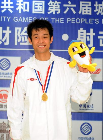 图文-六城会朱启南超世界纪录 朱启南开心领奖