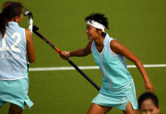 图文-城运会曲棍球小组赛 上海女队庆祝进球_