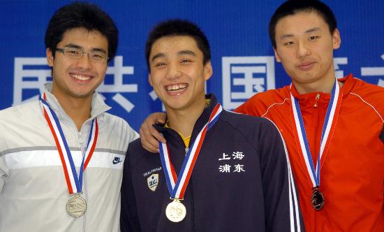 图文-六城会男子100米蝶泳颁奖 吴鹏摘银仍开心