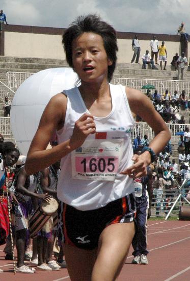 图文-内罗毕国际马拉松赛 中国李璐璐向终点冲