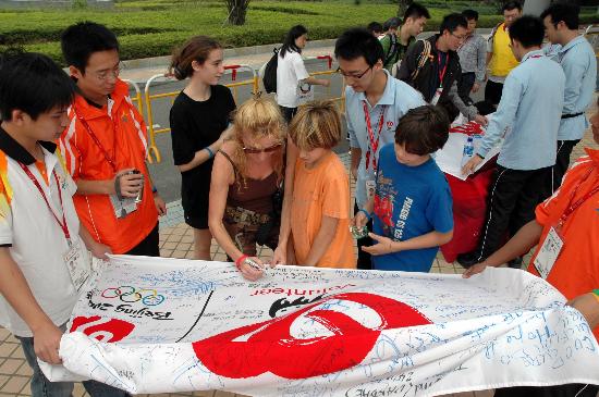 图文-亚室会上的北京志愿者 澳门市民积极签名