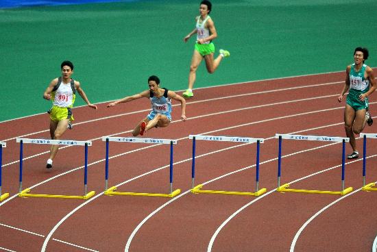 图文-六城会田径男子400米栏 余子培力挫群雄
