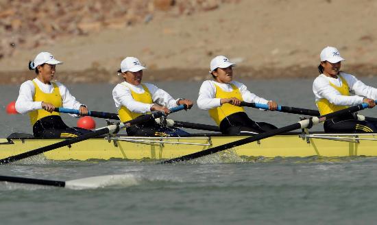 图文-六城会赛艇比赛 武汉队员参加女子四人单