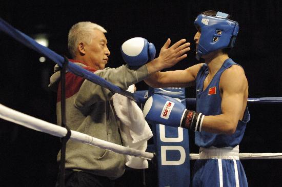 图文-2007年拳击世锦赛半决赛 邹市明拥抱教练_综合体育_NIKE新浪竞技风暴_新浪网