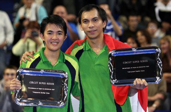 图文-法国羽毛球超级赛赛况印尼组合笑捧冠军奖盘