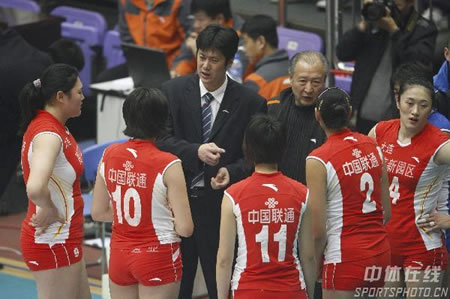 图文-女排联赛辽宁不敌天津 辽宁教练赵勇指导
