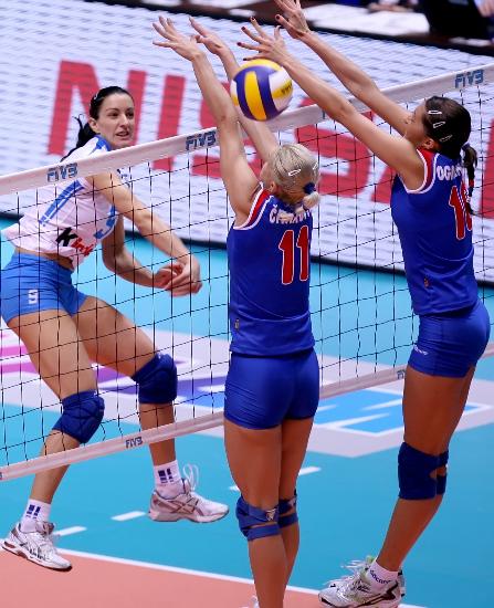 图文-排球世界杯意大利胜塞尔维亚 科洛突破拦