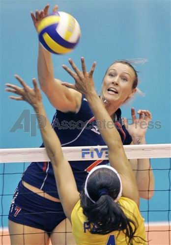 图文-[女排世界杯]美国3-2巴西波恩高高跳起扣