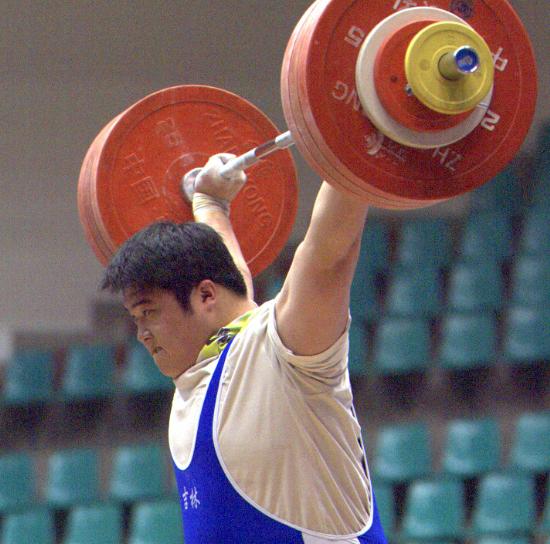 图文-全国男子举重冠军赛闭幕 孙海波抓举夺金