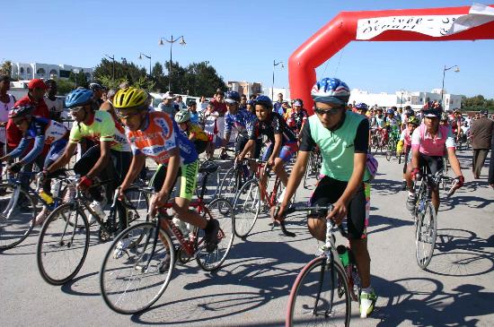 -突尼斯举办首届体育沙龙 青少年自行车比赛_